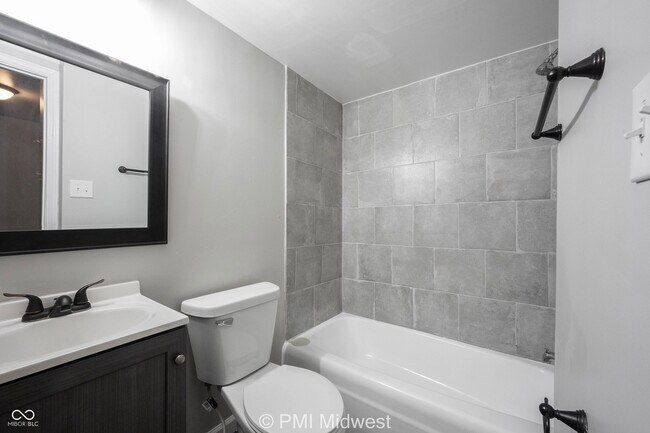 Building Photo - 955 N Traub Ave