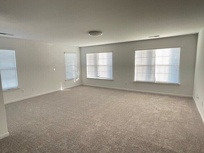 Building Photo - 3215 Lauderdale Ln