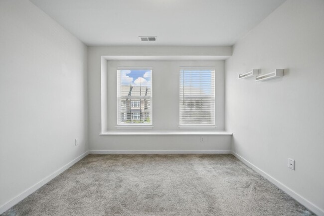 Building Photo - Stunning Modern and Spacious Townhouse!