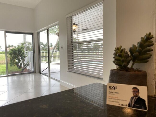 Building Photo - 4593 Bucida Rd