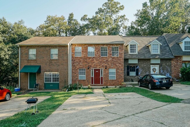 Primary Photo - Super Cute 3 bedroom 3 bathroom townhome o...