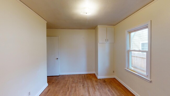 Building Photo - AVAILABLE DECEMBER 16th! Duplex Available ...