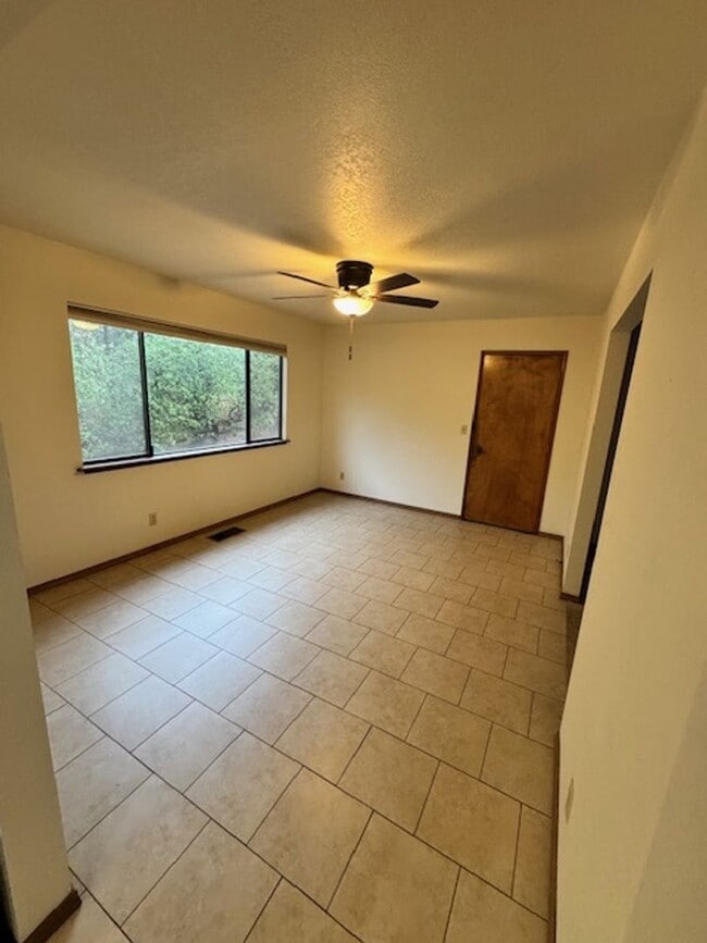 Building Photo - West Redding Home