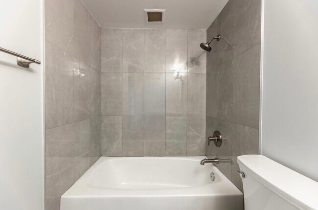 Building Photo - 6419 S Oak Park Ave