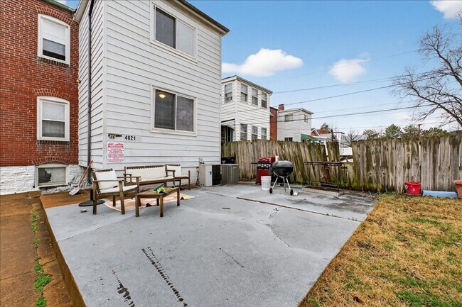 Building Photo - 4621 Quincy St