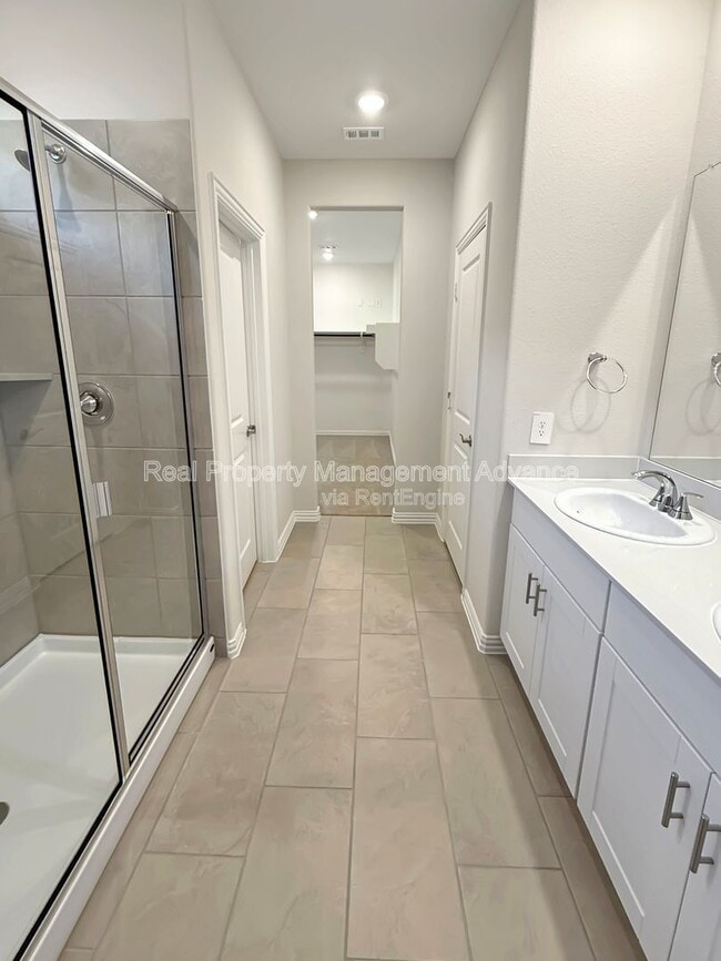 Building Photo - 614 Clover Crk Dr