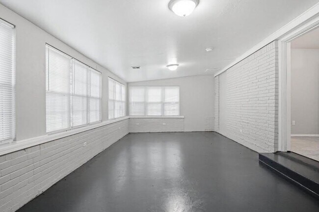 Building Photo - 3717 N Eagle Ln