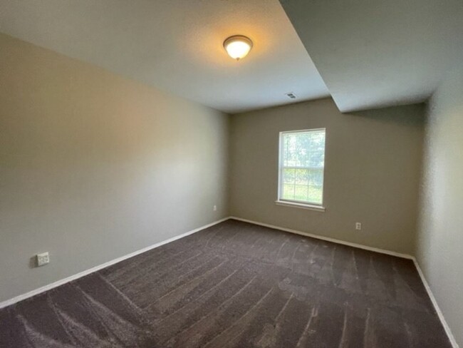 Building Photo - TOTALLY REMODELED - Ozark Walk out Basemen...