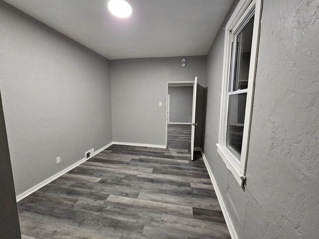 Building Photo - Newly updated 2 bedroom 1 bsth apartment i...