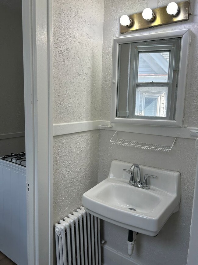Building Photo - 1 Bedroom, 1 Bathroom with Den on Union St...