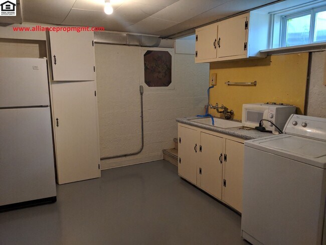 Building Photo - 411S14