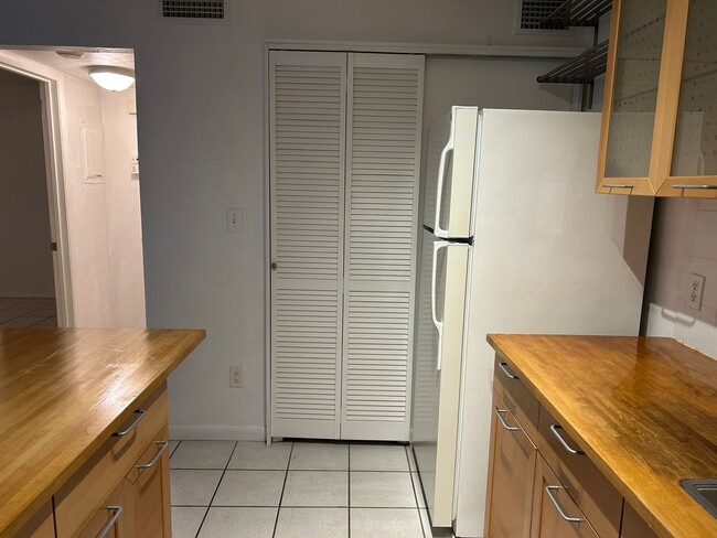 Building Photo - Walk to Campus from your Downstairs Flat