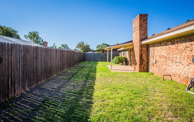 Building Photo - Available June 15th: Spacious 3 Bed, 2 Bath Ready for You!