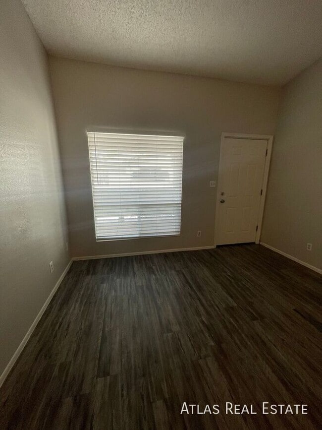Building Photo - 465 W Ivyglen St