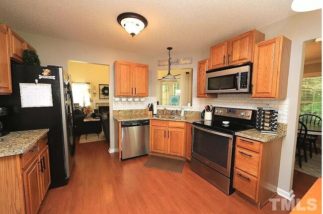 Building Photo - Charming 3 Bedroom w/2 Car Garage!