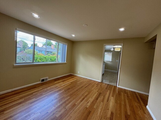 Building Photo - Charming rambler 2 bed 1 bath and office s...
