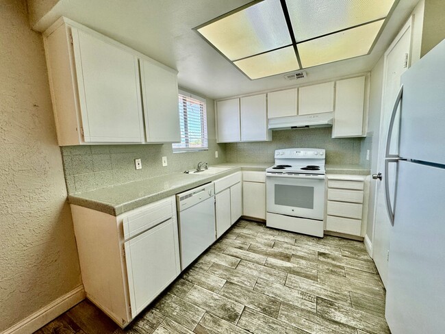 Building Photo - Spacious 2BD/2BTH with Private 2 Car Garage! (2nd Floor)