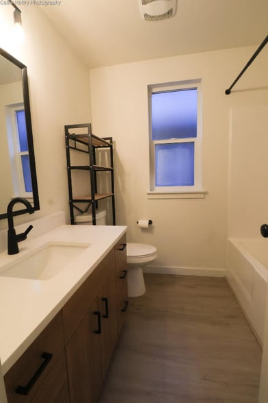 Building Photo - 12096 SE Pine St