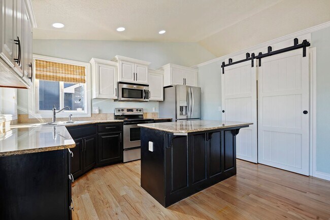 Building Photo - 4bed, 2.5bath, 2,085sq.ft. home in Creeksi...