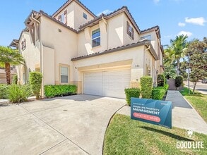 Building Photo - Stunning 3BD/2.5BA Townhouse in Eastlake W...