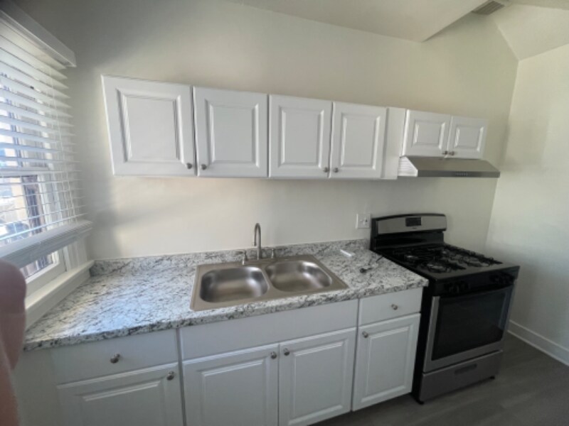 Building Photo - 600 E Garfield Ave