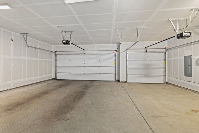 Building Photo - 4 Bedroom Home with Spacious Fully Fenced ...