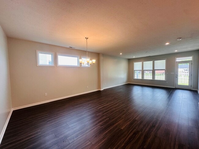 Building Photo - Contemporary Comfort Meets Convenience in Mt. Washington