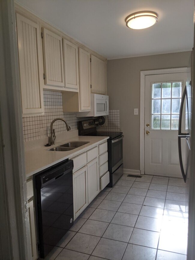 Building Photo - Charming 3-Bedroom Home in the Heart of th...