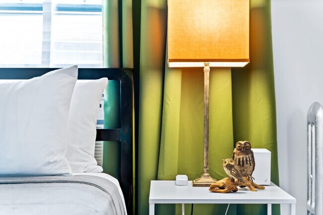 Building Photo - 927 W Oakdale Ave