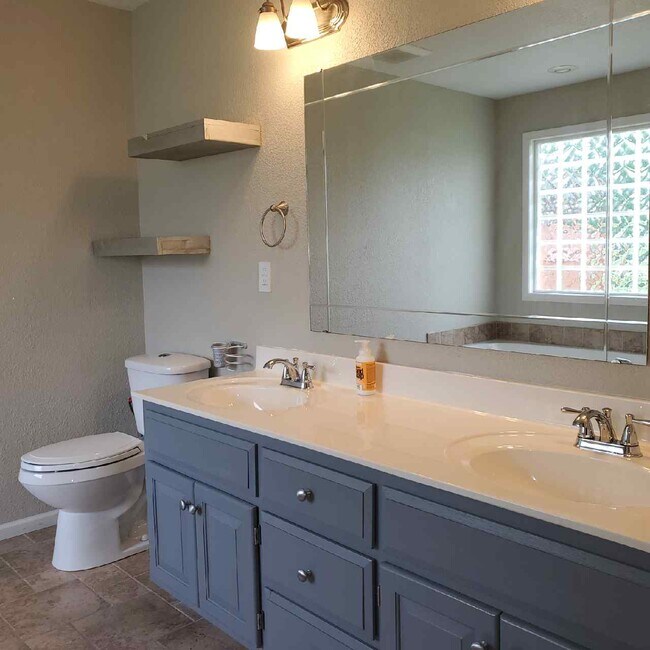 Building Photo - 449 Poplar St