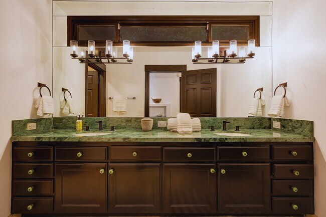 Building Photo - Fully Furnished Luxurious Spanish Mediterranean Villa in Hollywood Hills: 4-Bedroom, 2.5-Bath Ret...