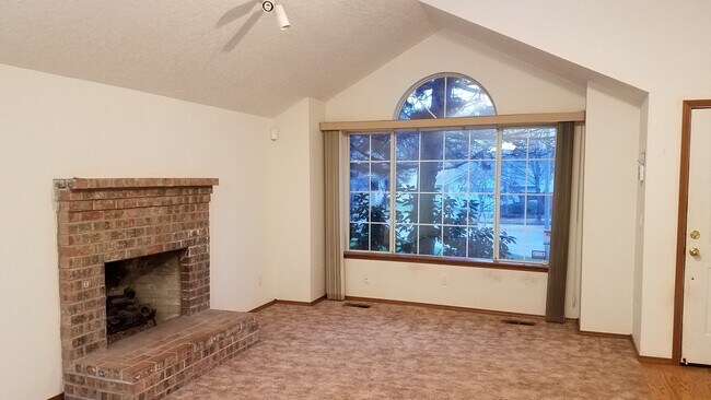 Building Photo - Terrific SE Hillsboro Home