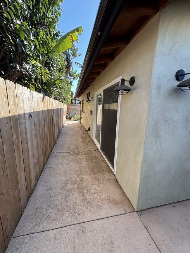 Building Photo - 851 N Vulcan Ave