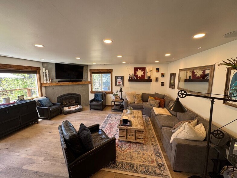 Building Photo - 11869 Deerfield Dr