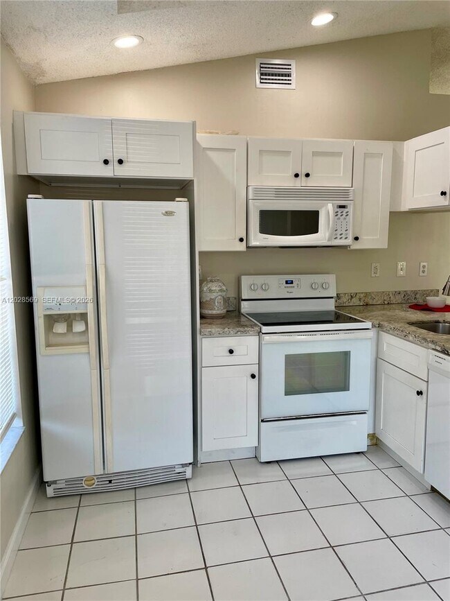 Building Photo - 11050 SW 152nd Ct