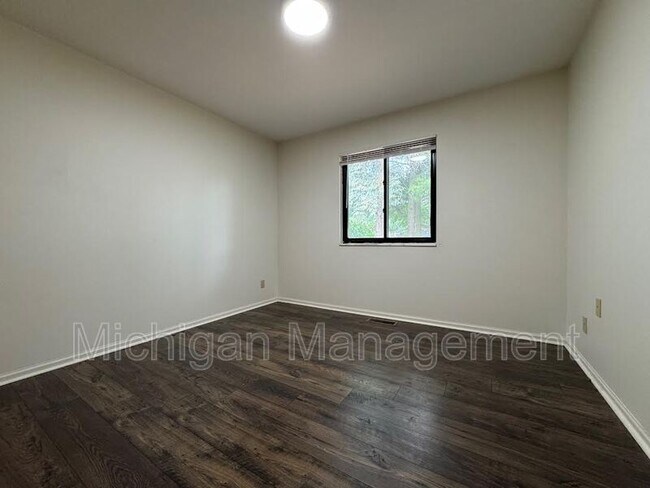 Building Photo - 40250 Pinetree Dr