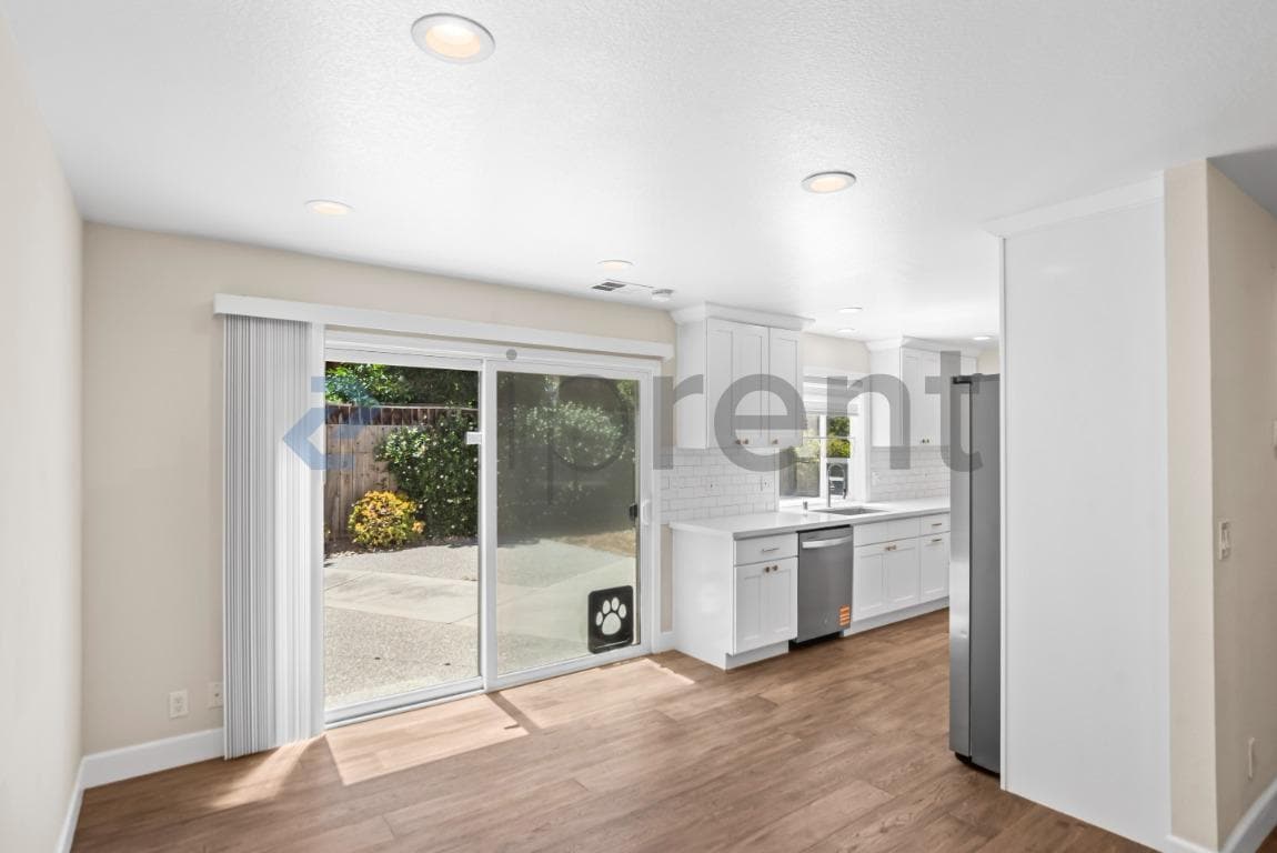 Building Photo - Unit
