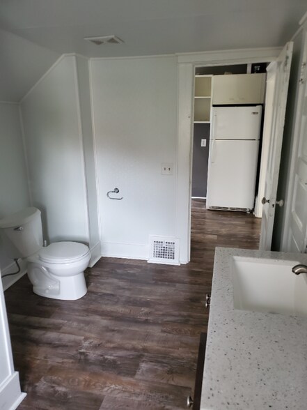 Building Photo - 548 Beech St