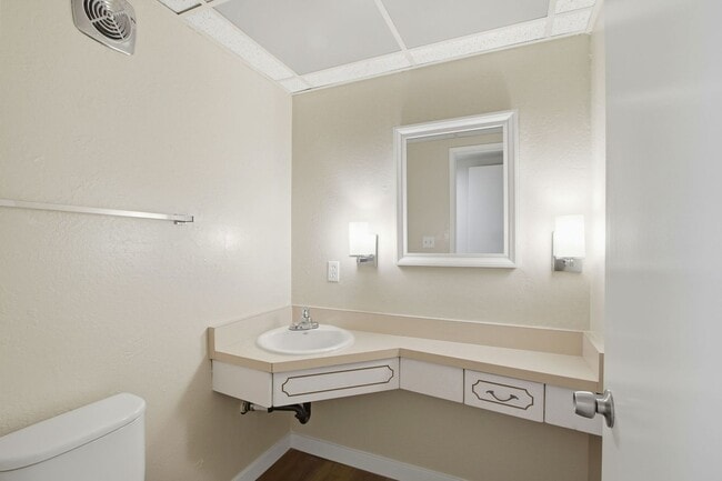 Building Photo - Duplex with 1.5 Bath and One Car Garage