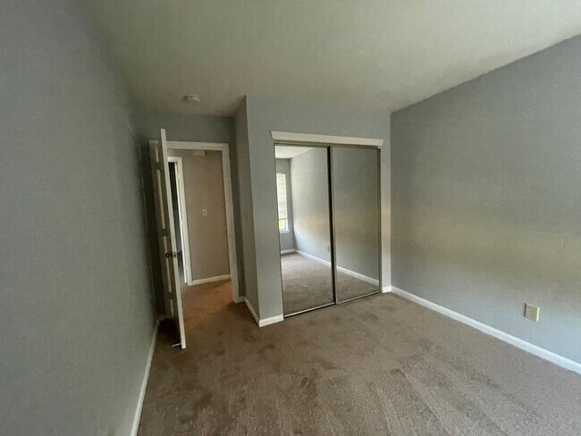 Building Photo - UPPER LEVEL SINGLE STORY CONDO IN HOLLAND ...