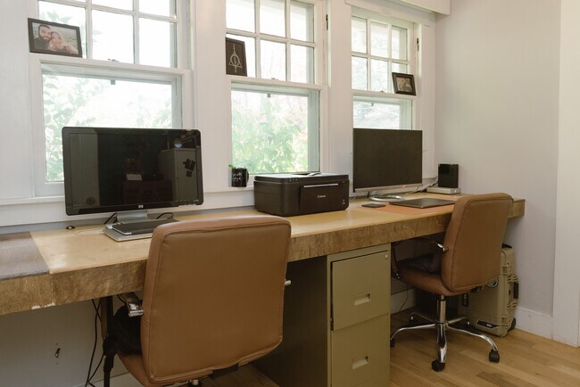 Building Photo - 1707 W 43rd St