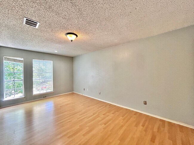 Building Photo - Beautiful and Spacious 3 BR / 2.5 BA Home ...