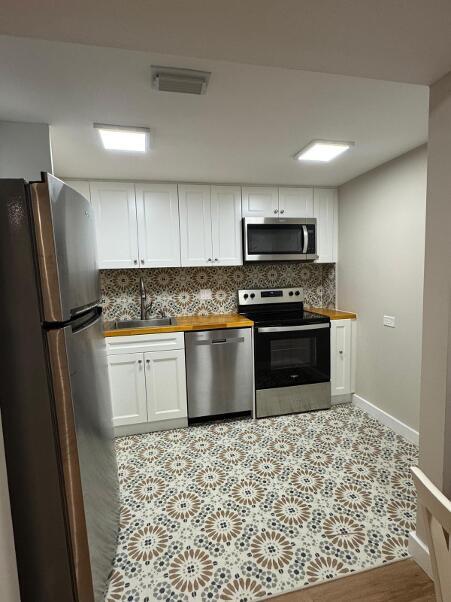 Building Photo - 3660 Inverrary Dr