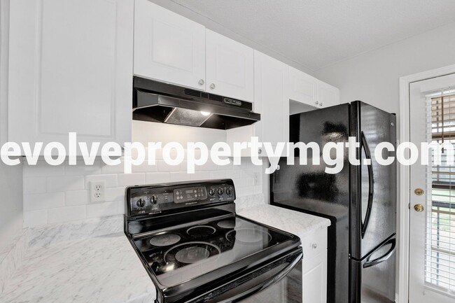 Building Photo - Newly Renovated Cordova Home!