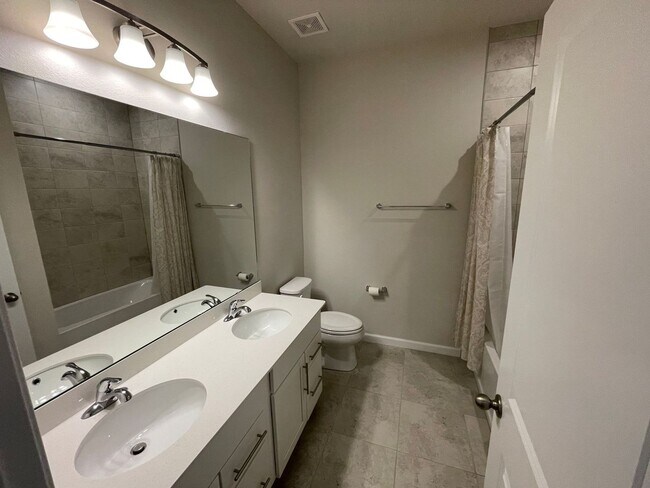 Building Photo - Beautiful 4 Bedroom 2 Bathroom home in Eagle Crest community