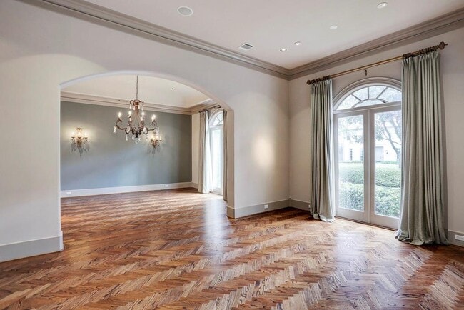 Building Photo - 5528 Holly Springs Dr