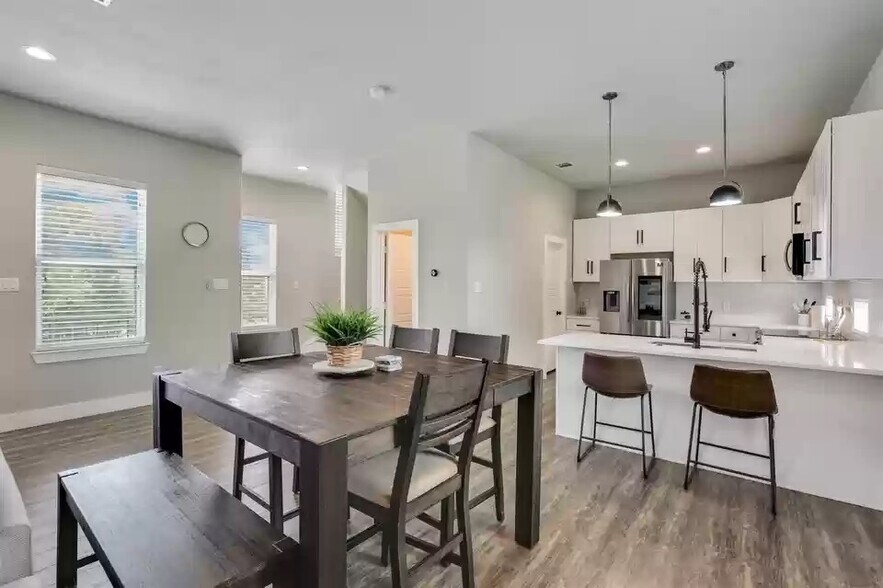 Building Photo - 4911 Alton Ave