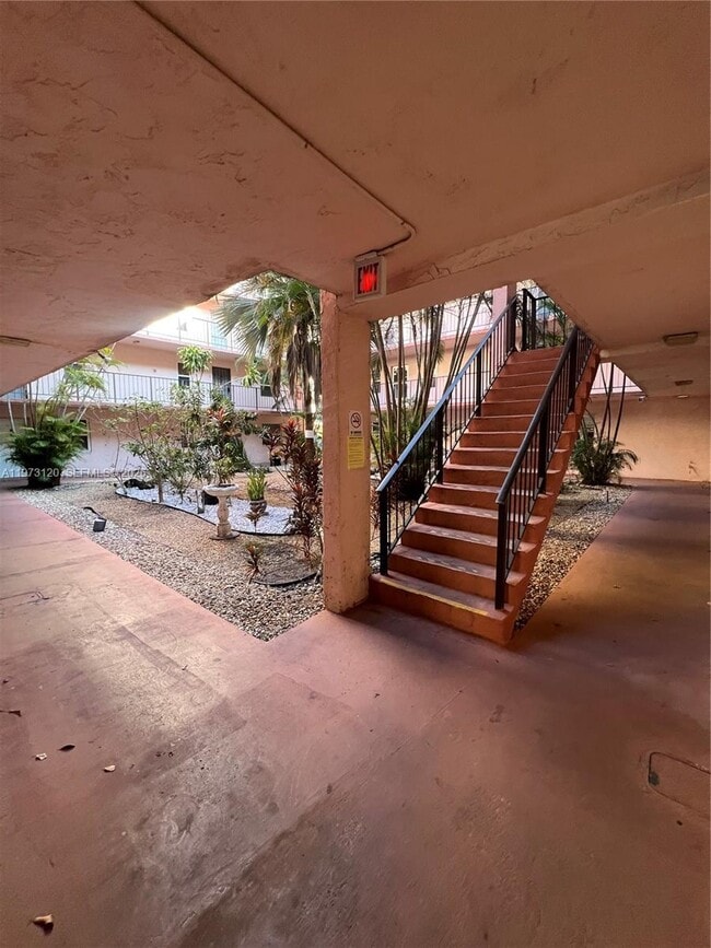 Building Photo - 2851 Somerset Dr