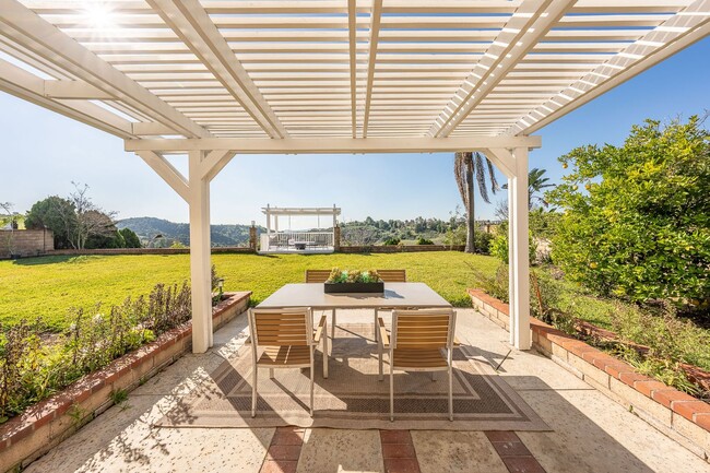 Building Photo - Fully furnished Canyon View 5 Bed Single Family