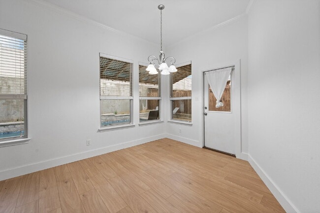 Building Photo - Spacious 5-Bedroom Retreat on Hidden Lake Court with Pool